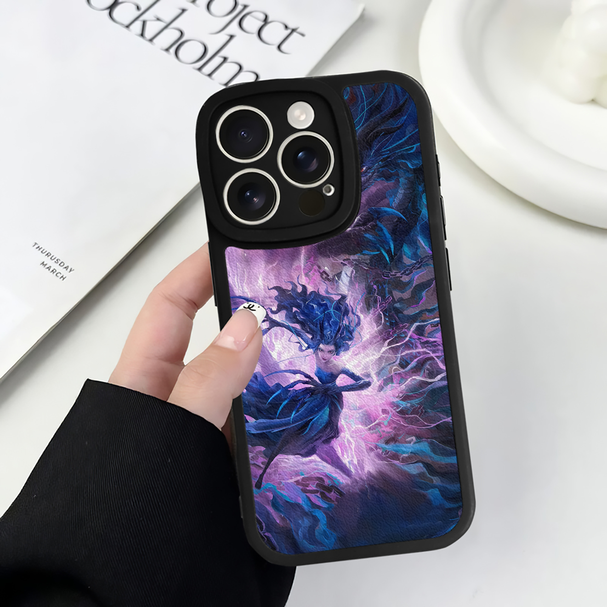 （画像用） Ne Zha 2 ナタ 魔童の大暴れ 【iPhone 16シリーズ対応】シリコンスマホケース（レザー調） 材質：シリコン